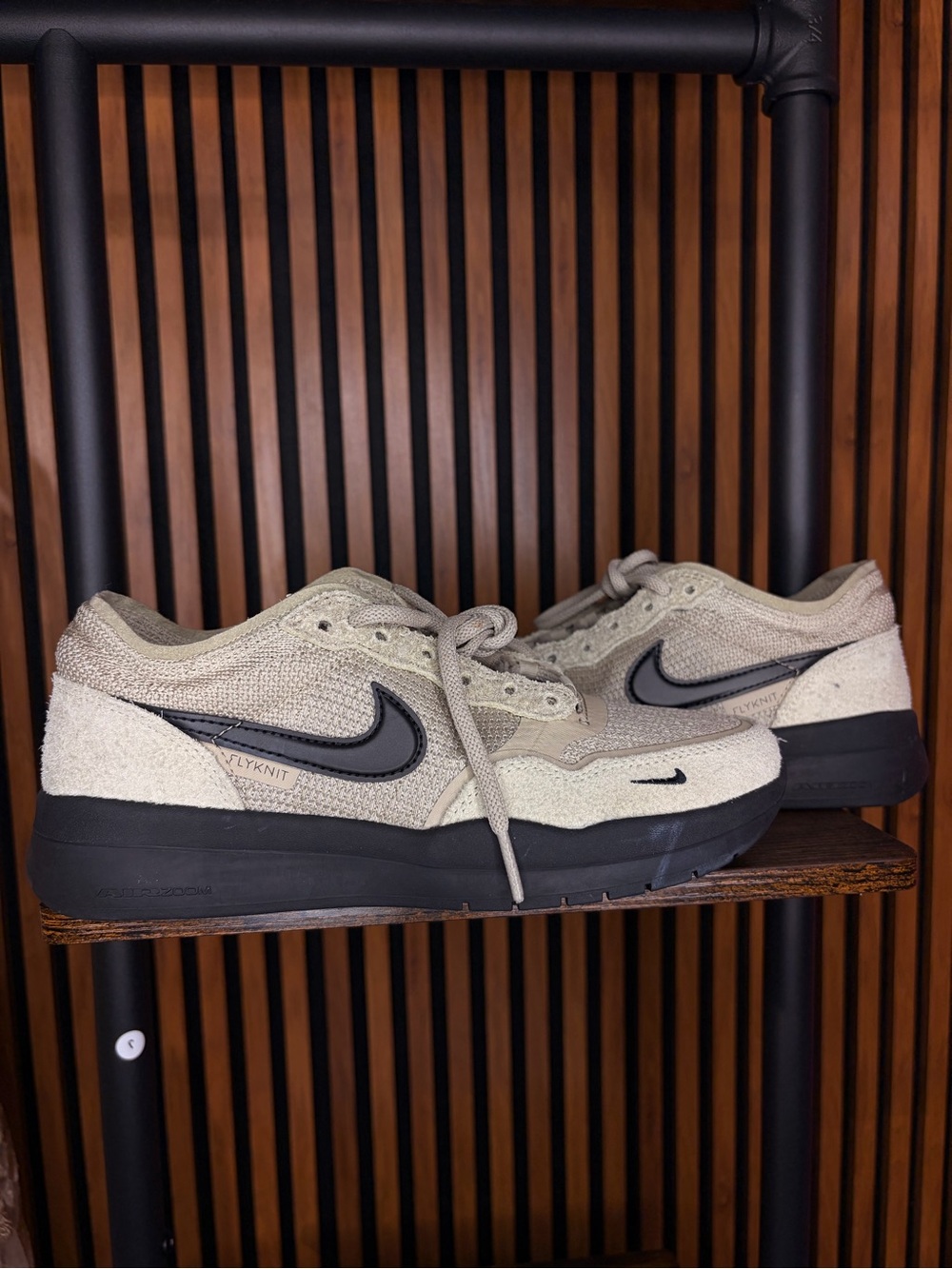 Nike Menβs Flyknit Low-Top Sneakers in Beige and Black